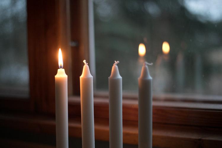 ensimmäinen adventtikynttilä