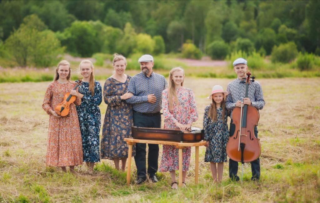Kuva musiikkiperheestä