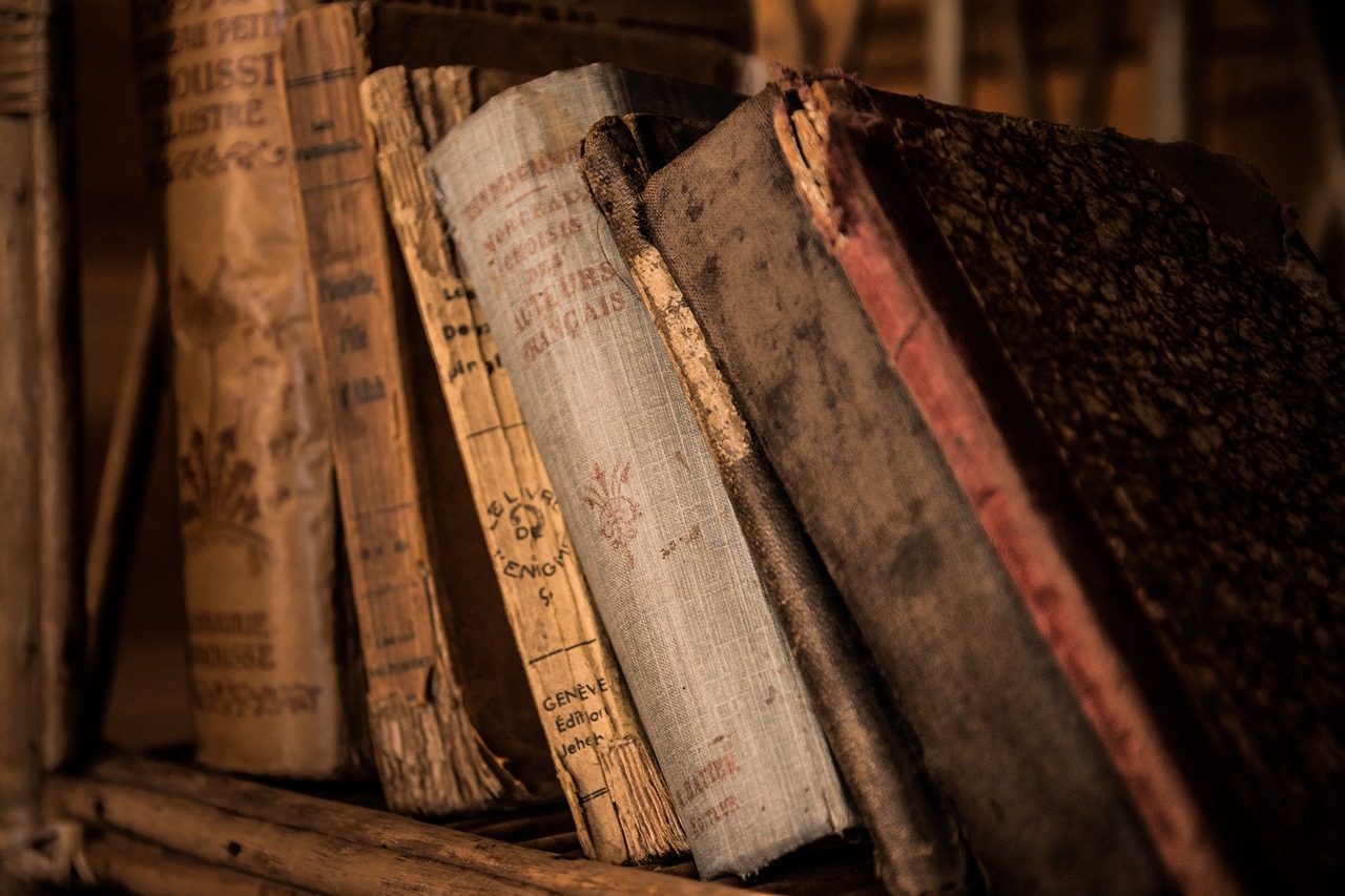 Vanhoja kirjoja kirjahyllyssä.
