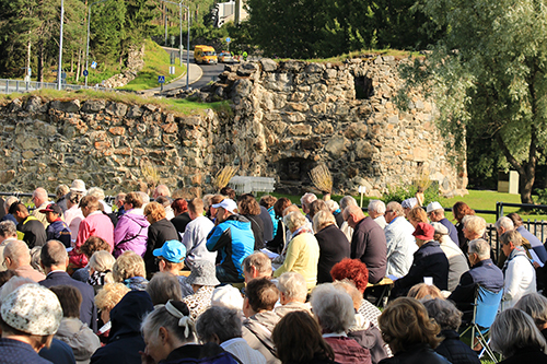 Linnanvirta-puistomessu ja kirkkokahvit Linnanvirta-puistomessu ja kirkkokahvit