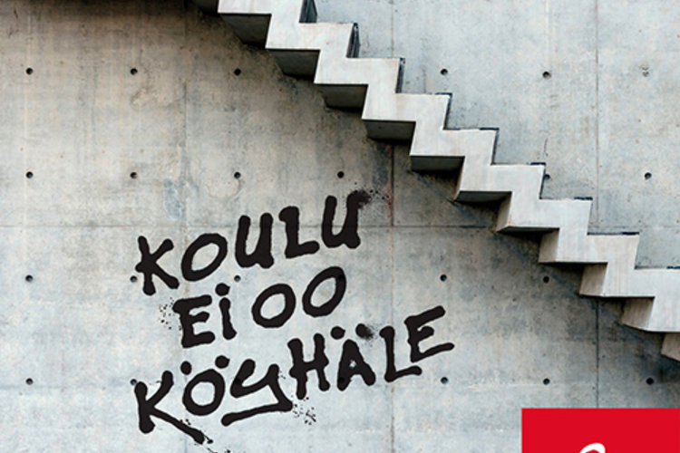 Harmaalle betoniseinälle kirjoitettu graffiti koulu ei oo köyhäle