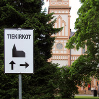 Tiekirkko-liikennemerkki opastaa Kajaanin kirkkoon.